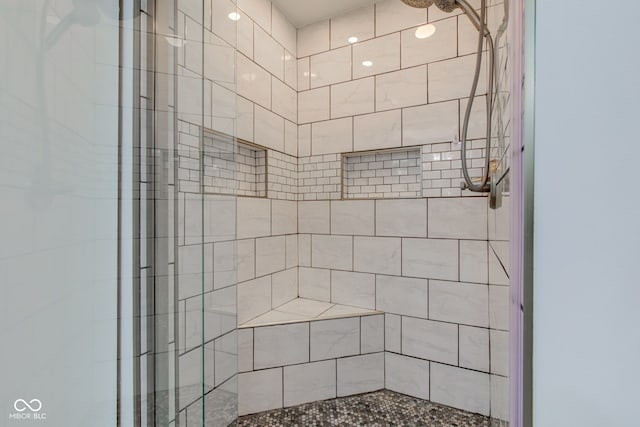 bathroom featuring a tile shower