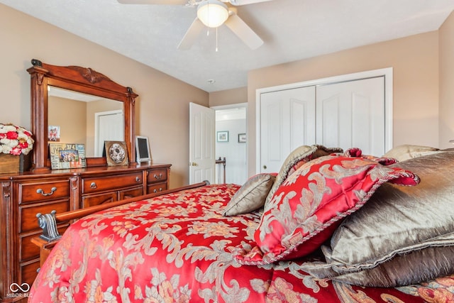 bedroom featuring ceiling fan and a closet