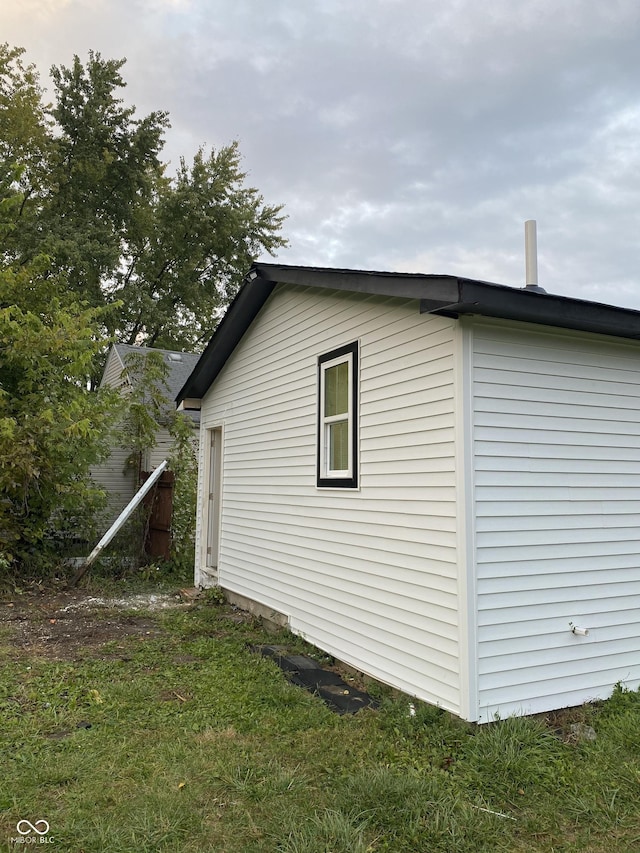 view of side of property featuring a lawn