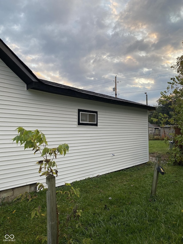 view of side of property featuring a lawn