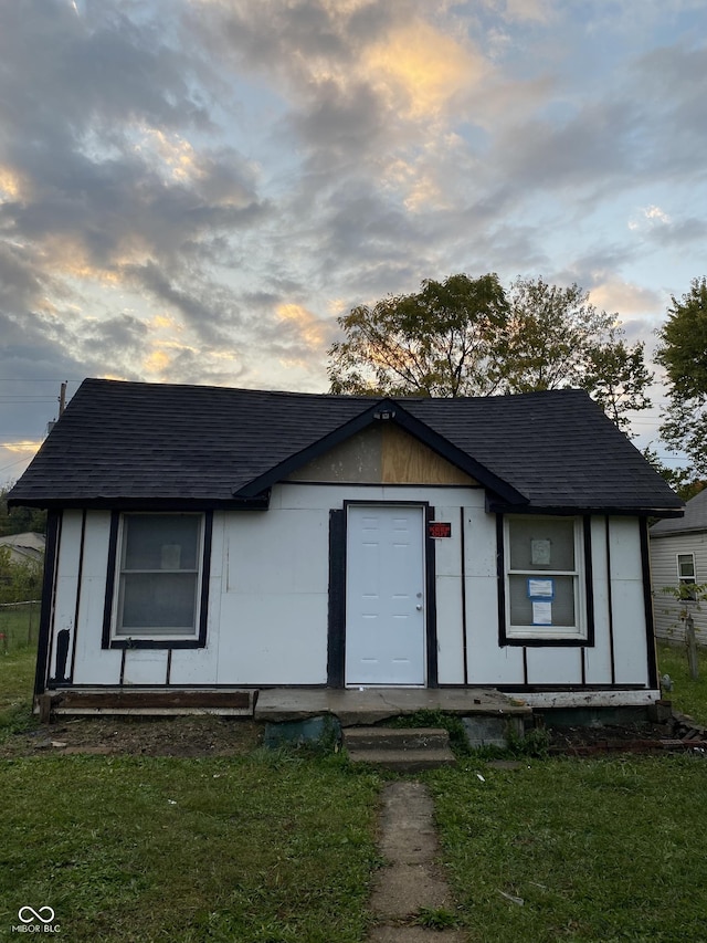 view of front of property with a lawn