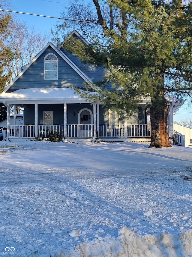 view of front of property with covered porch and driveway