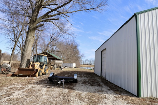 view of yard featuring an outbuilding