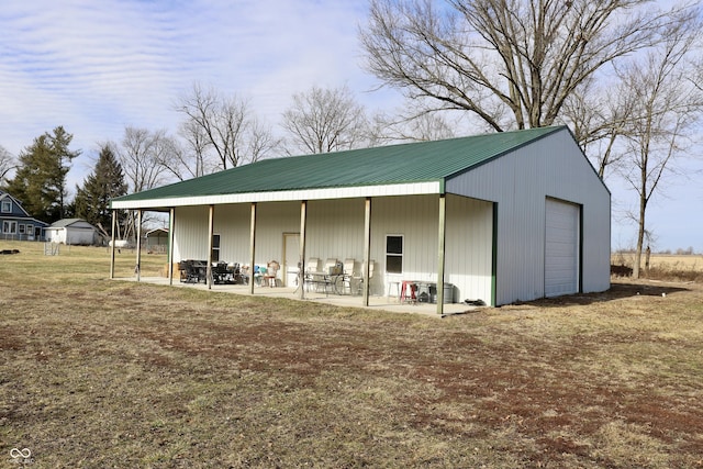 view of outdoor structure with an outbuilding