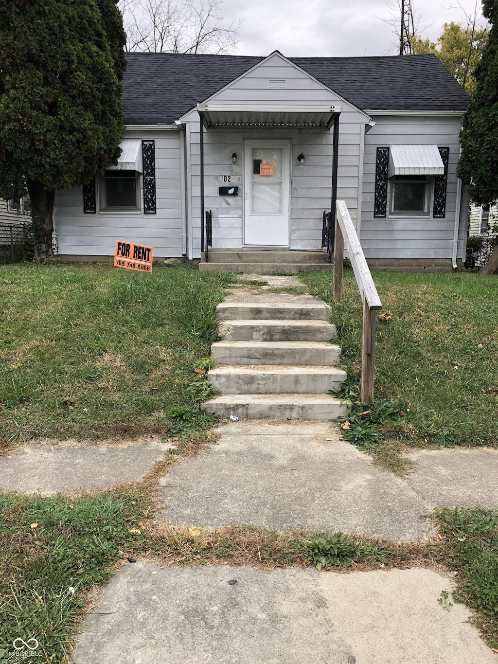 view of front facade with a front lawn