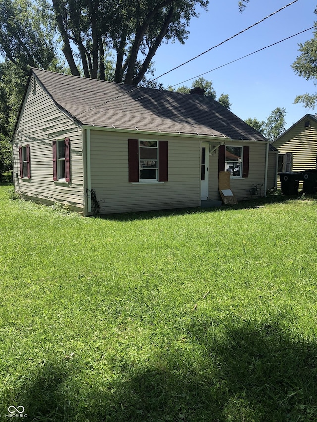 single story home featuring a front lawn