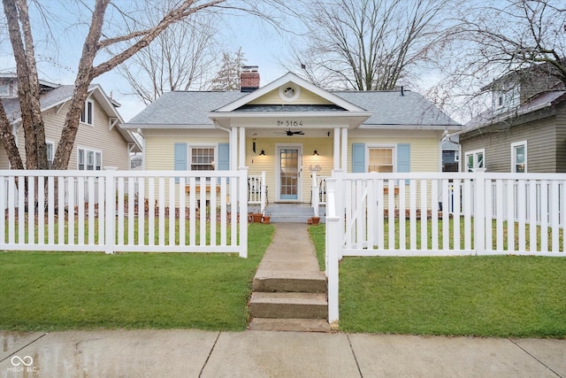 bungalow-style house featuring ceiling fan, a porch, and a front yard