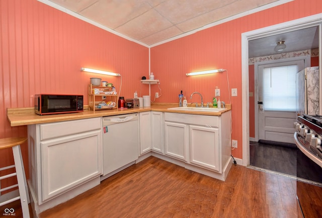 kitchen with refrigerator, light hardwood / wood-style floors, sink, dishwasher, and stainless steel stove