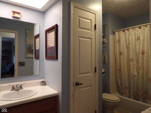 full bathroom featuring toilet, a textured ceiling, shower / bath combo with shower curtain, and vanity