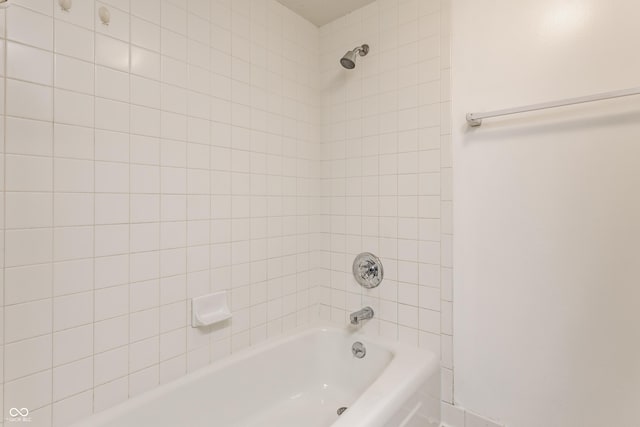 bathroom featuring tiled shower / bath combo