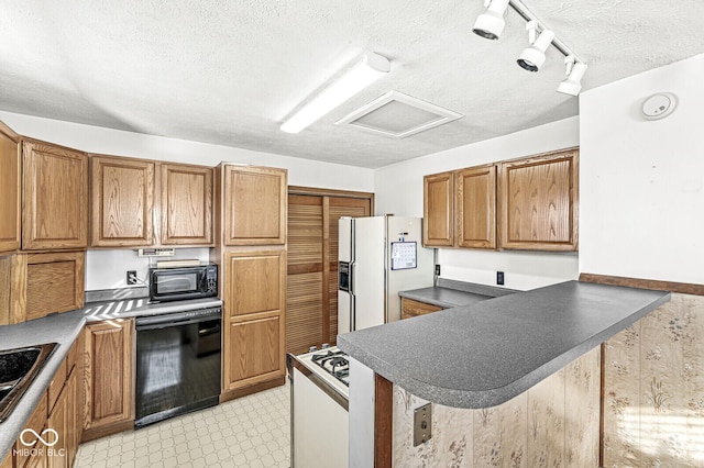 kitchen featuring kitchen peninsula, sink, a breakfast bar area, and black appliances