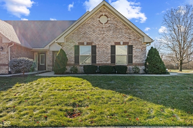 front of property with a front lawn