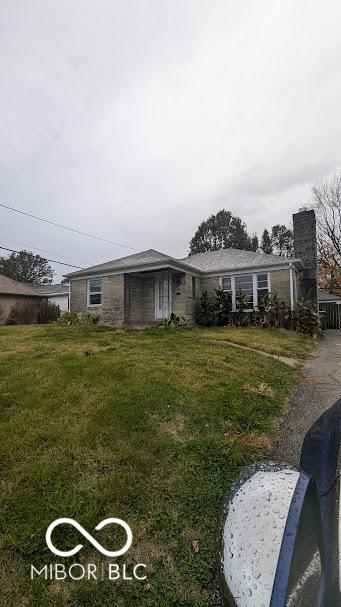 single story home featuring a front lawn