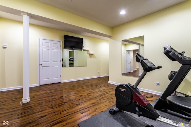 workout room with recessed lighting, dark wood-type flooring, and baseboards