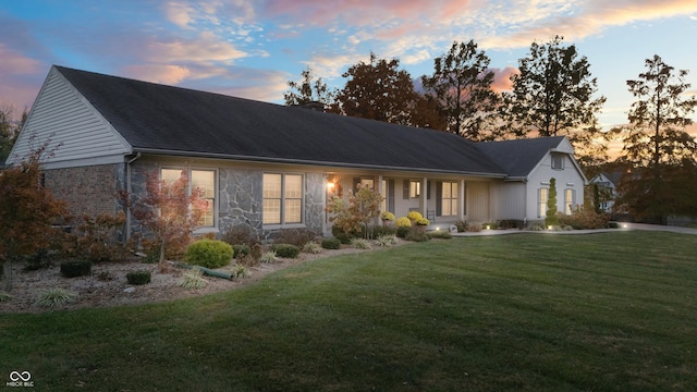 view of front of house featuring a lawn