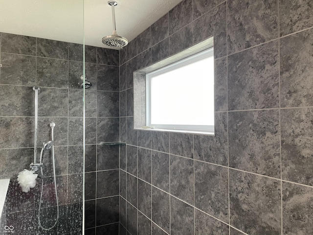 bathroom featuring tiled shower