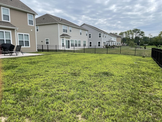 view of yard featuring a patio area