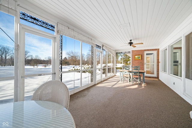 sunroom with ceiling fan