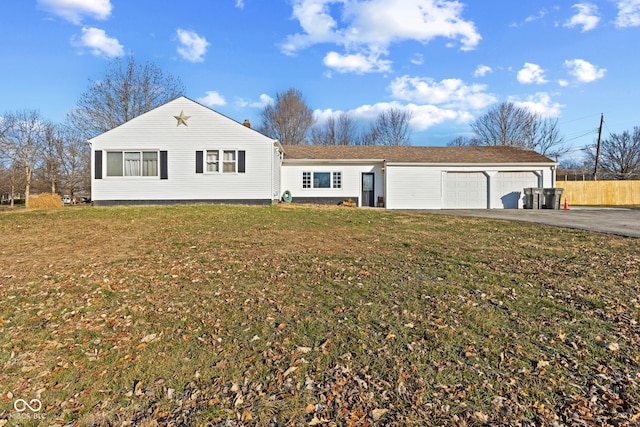 view of front facade featuring driveway, a garage, and a front lawn