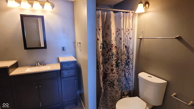 bathroom with toilet, a shower with curtain, and vanity