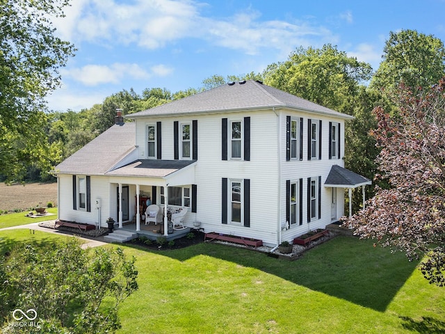 colonial-style house featuring a front lawn