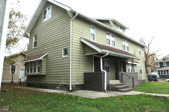 view of front of house featuring a front yard