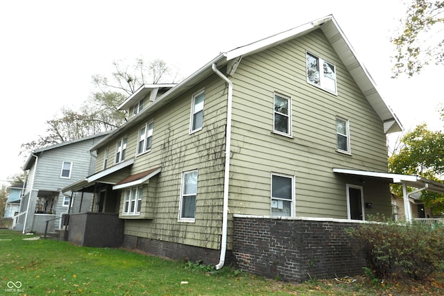 back of house featuring a yard