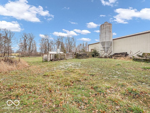 view of yard with an outbuilding