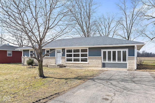 ranch-style house featuring a front lawn