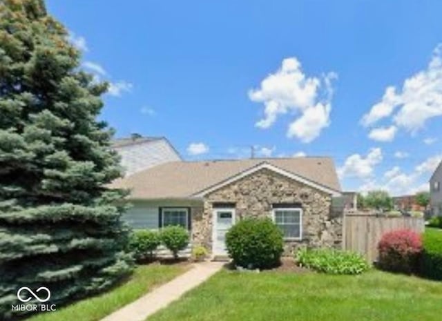 view of front of house featuring a front lawn