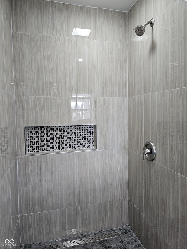 bathroom featuring tiled shower