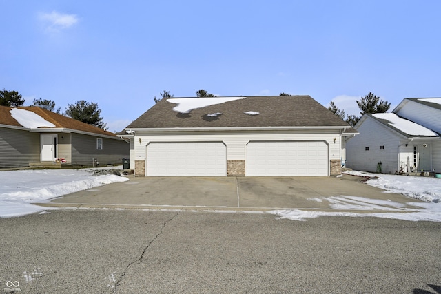 view of front facade featuring a garage