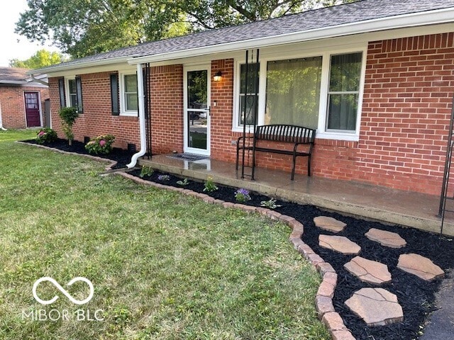 view of front of house featuring a front lawn