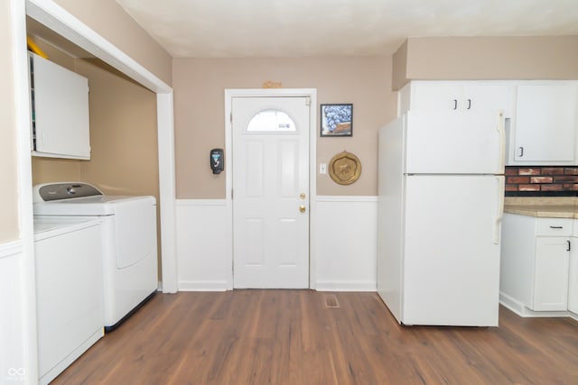 laundry room with dark wood-type flooring and independent washer and dryer