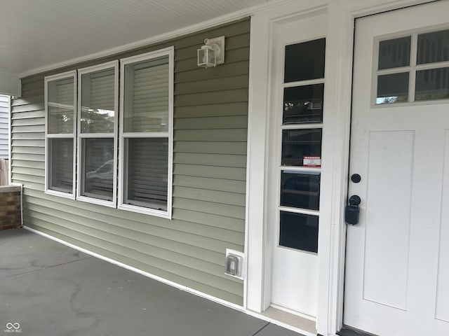 entrance to property featuring a porch