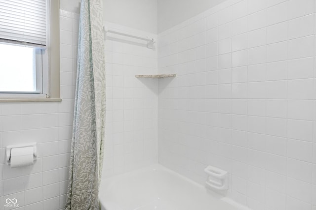 bathroom with shower / tub combo with curtain