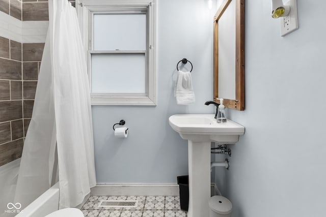 bathroom featuring shower / bath combo with shower curtain