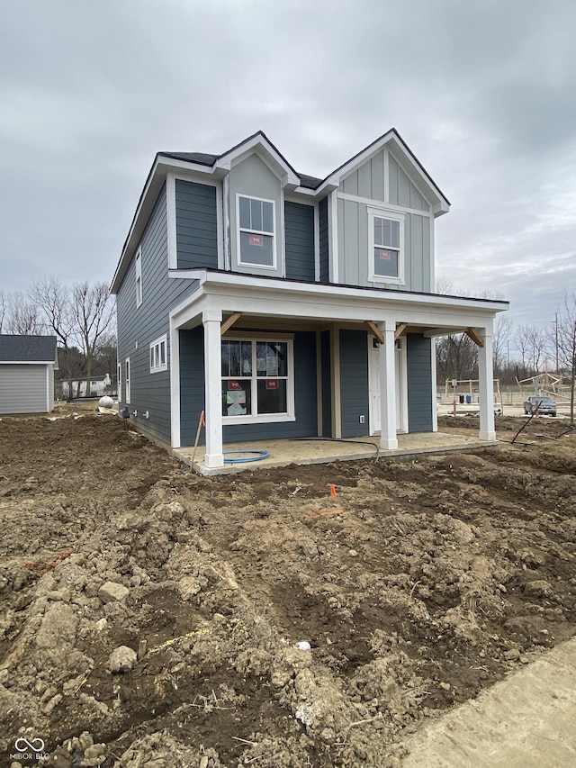 view of front of property featuring covered porch