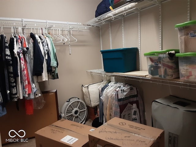 walk in closet with washer / clothes dryer