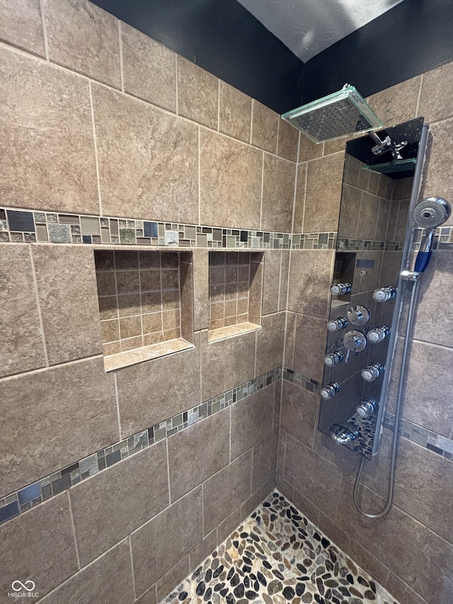 bathroom featuring tiled shower