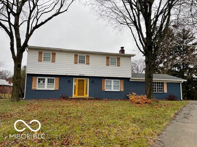 view of front of home featuring a front lawn