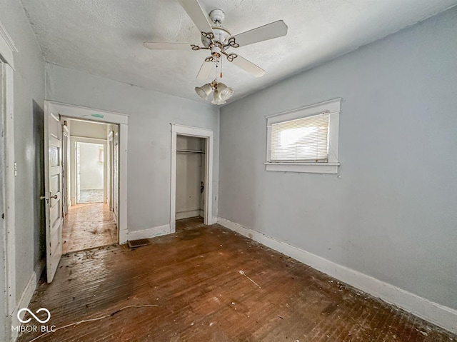 unfurnished bedroom featuring ceiling fan and a closet