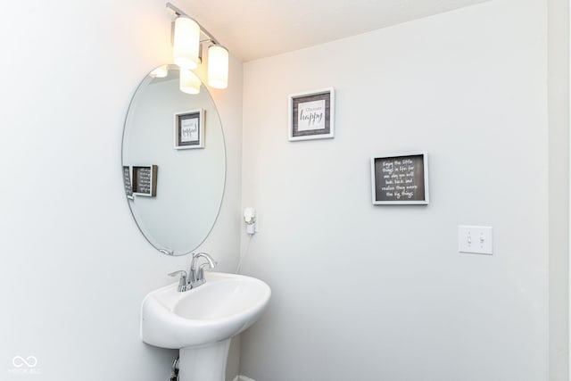 bathroom featuring sink