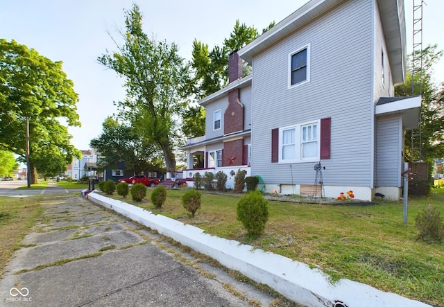 view of side of property featuring a lawn