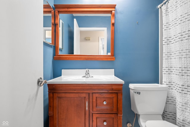 full bathroom with a shower with curtain, vanity, and toilet