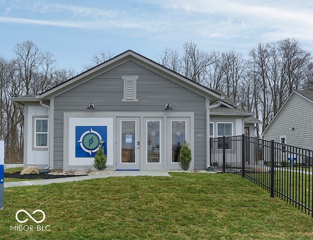 view of front of home featuring fence and a front lawn