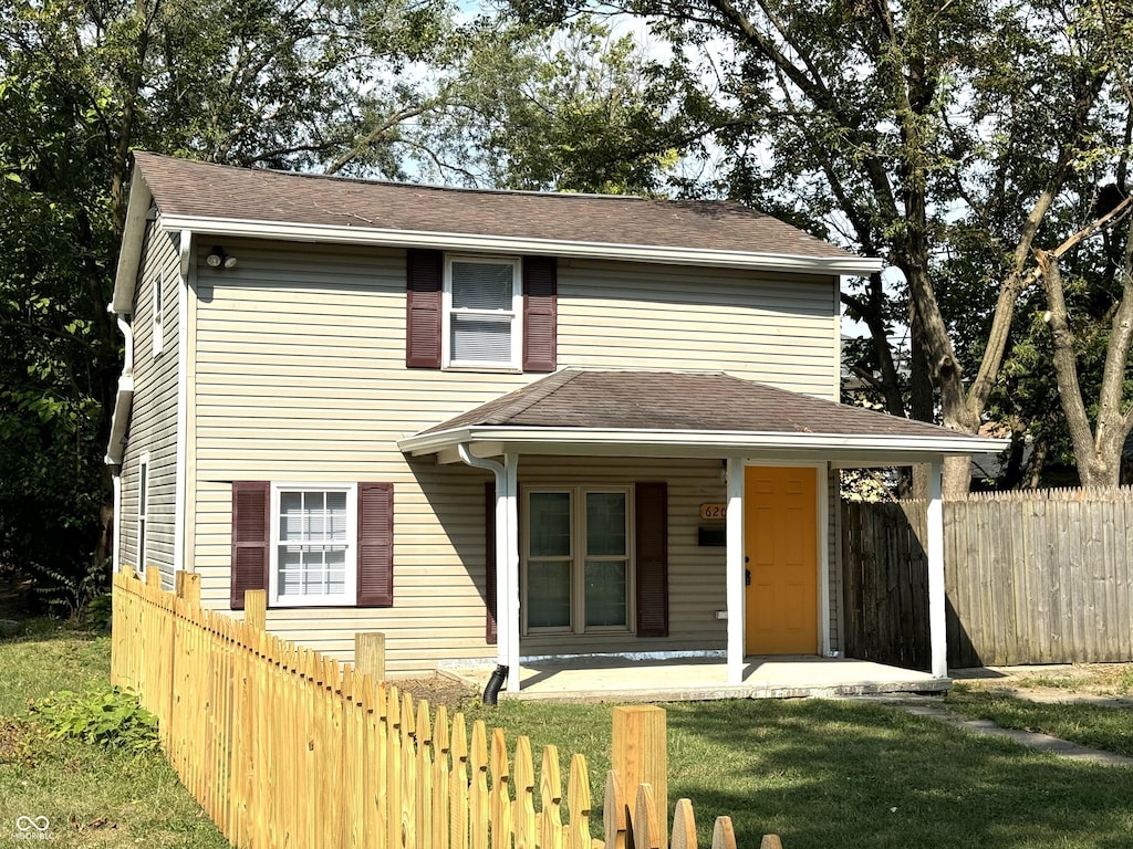 view of front of property with a front lawn