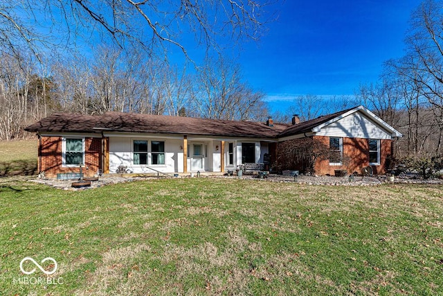 ranch-style home featuring a front lawn