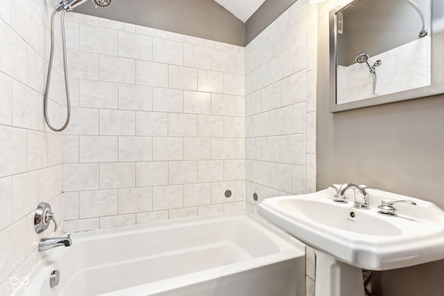 bathroom with tiled shower / bath