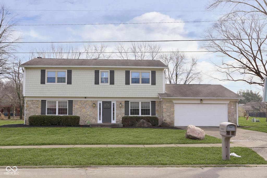 view of front of house featuring a garage and a front yard